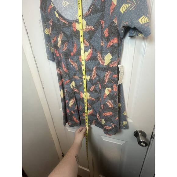 LuLaRoe Perfect T Shirt Women’s XS Lightning Bolt Print Short Sleeve Flowy Hem - Picture 6 of 10